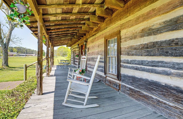 6 Mi to Scottsboro: Apt w/Furnished Porch