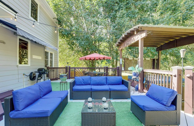 6 Mi to Stone Mountain Park: Home w/Deck!