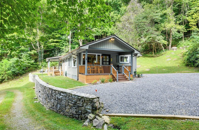 6 Mi to Waterrock Knob: 'Serenity Cottage'