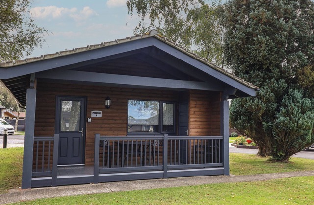 6 PINEWOOD RETREAT, family friendly, with pool in Lyme Regis