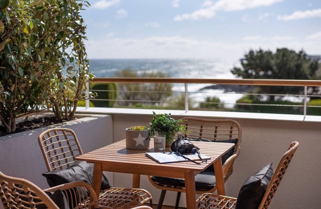 6 THE BAY- modern sea view coastal apartment with Scandi-style interiors