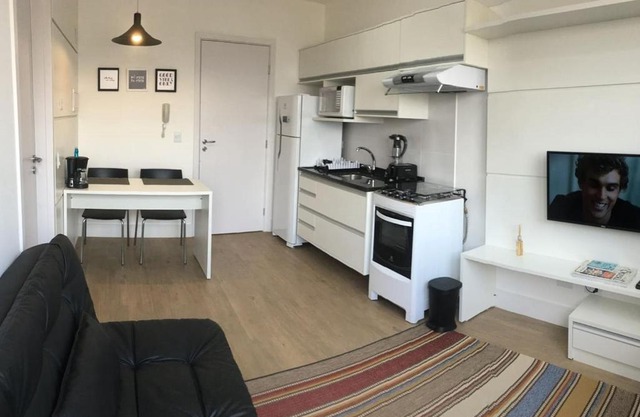 609-Apartamento Encantador, com 1 vaga de GARAGEM, Todo Mobiliado e Decorado, Edificio com Academia, Lavanderia, Excelente localização no Rebouças, Proximo ao Batel e Centro