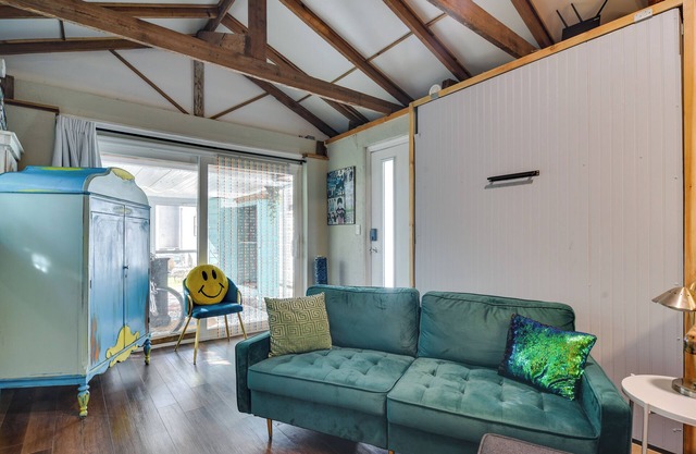 7 Mi to Dtwn: Studio w/Screened Porch in Tampa