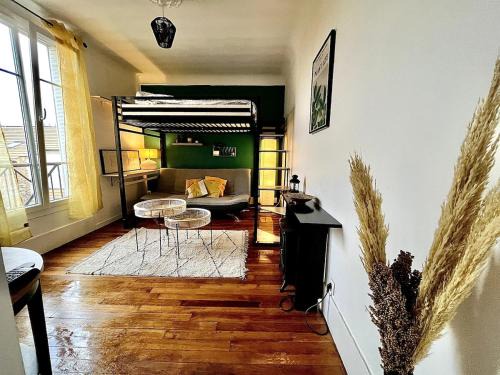 7 minutes from Gare-Houilles