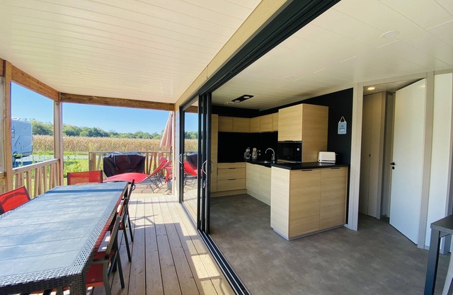 7-person chalet 10' from the beach