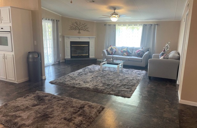 7872 Modern & spaces 3-bedroom house with AC and WiFi in wonderful Sneads.