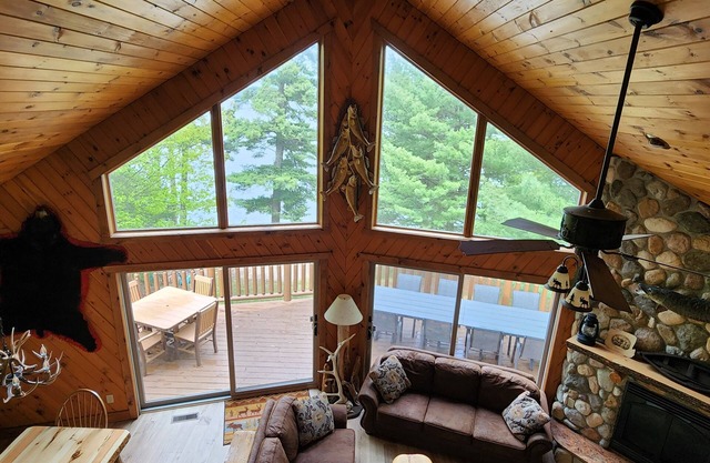 7BR Lake cabin with great Fall Views! Close to town. Snowmobile/UTV to Trails.