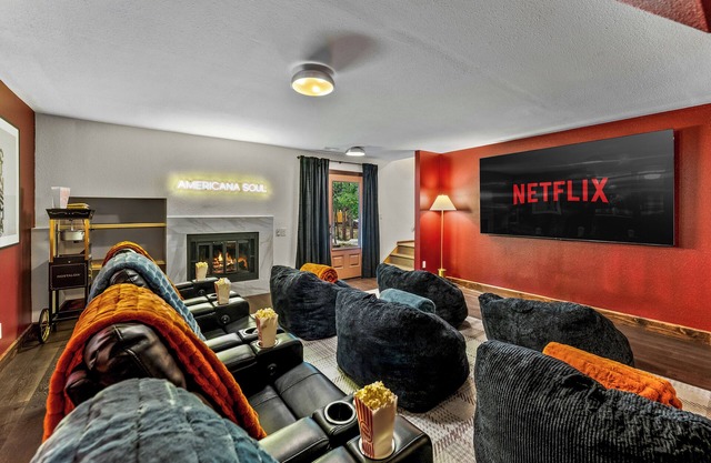 7k sq/ft! Gym, Theatre, Hot Tub, Sauna, Game Room, Golf, Sleeps 28 - Family Fun!
