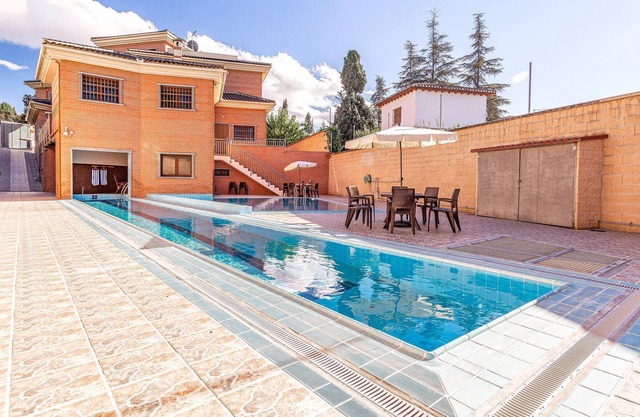 8 bedroom accommodation in Albolote
