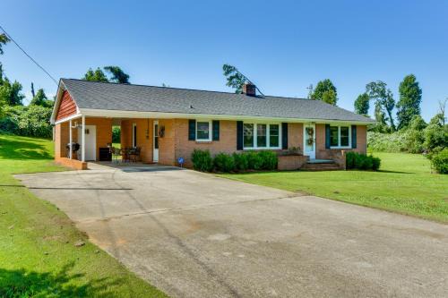 8 Mi to Clemson Peaceful Family Home with Yard