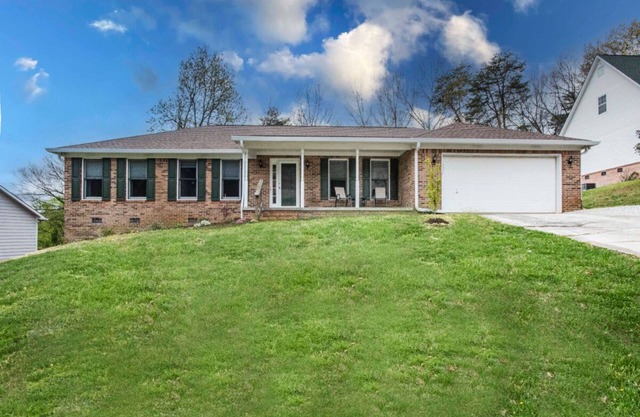 865 Hideaway, Close to UTK, Market Square,; 3 BR/2.5 Bath 2 Car Garage, Deck