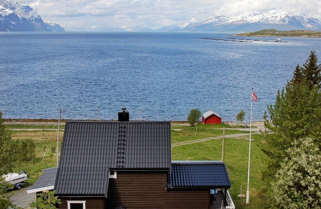 9 person holiday home in Lyngseidet