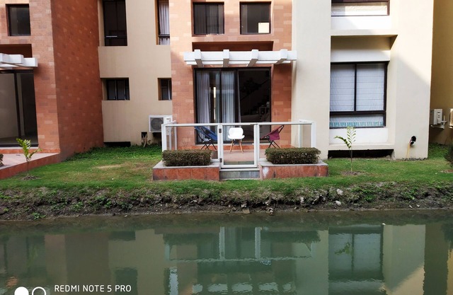 A 3 bed room apartment on two levels with a big living & dining area.