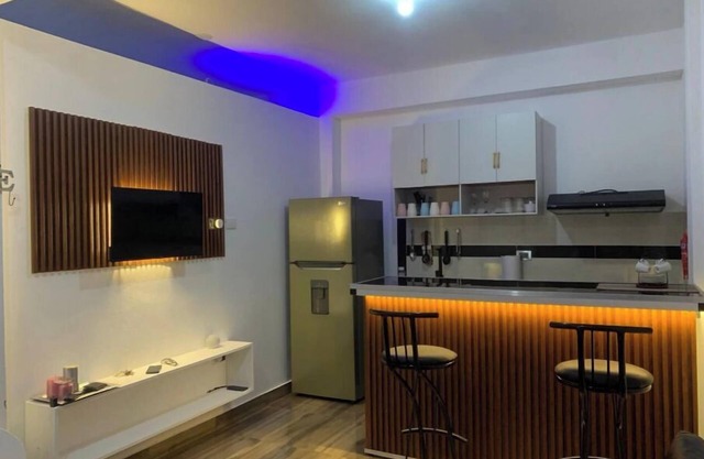 A 7 MINUTOS del Aeropuerto Las Américas SDQ. Moderno y Compacto Apartamento.