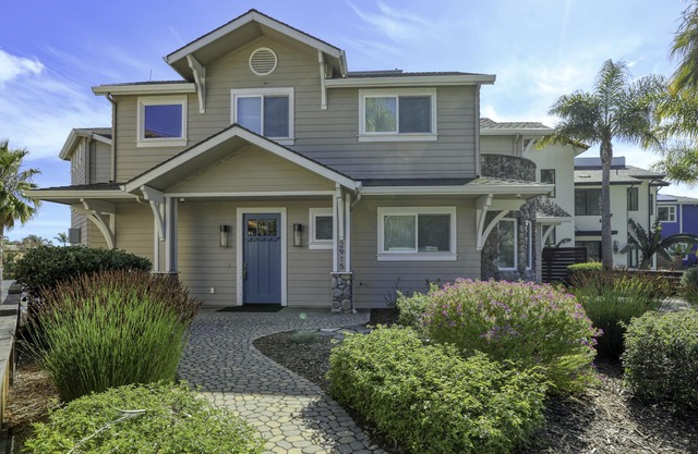 A Beach Dreamer's Retreat in downtown Avila Beach with Ocean Views