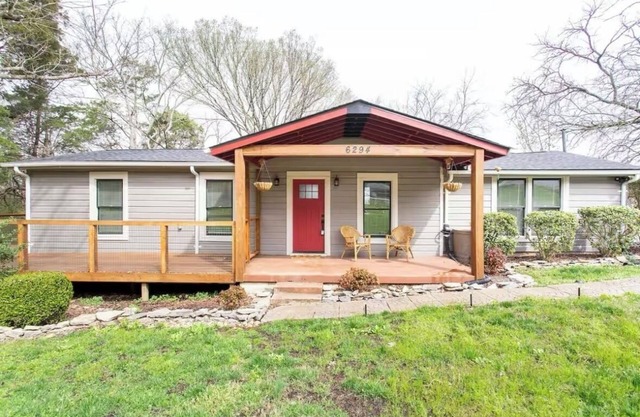 A Boho Retreat - THE FIREFLY- nA charming 2-bedroom home with complete privacy!