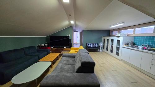 A Bridge House 1C-1