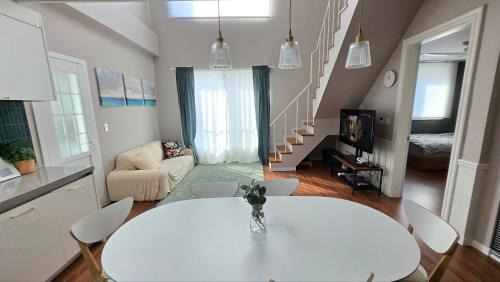 A Bridge House 2-C