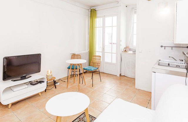 A bright studio near Paris