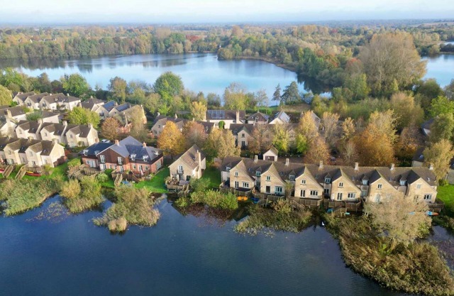 A cotswold stone waterside cottage that sleeps 6 guests in 3 bedrooms