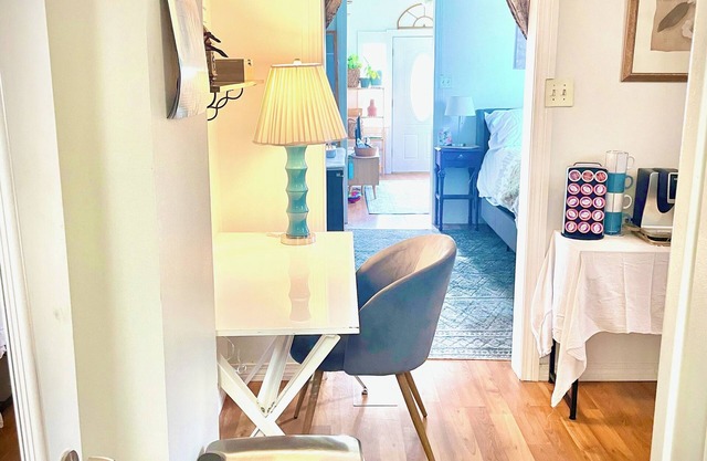 A cozy, quiet, spot 7min to the French Quarter and 2 blocks from the River.