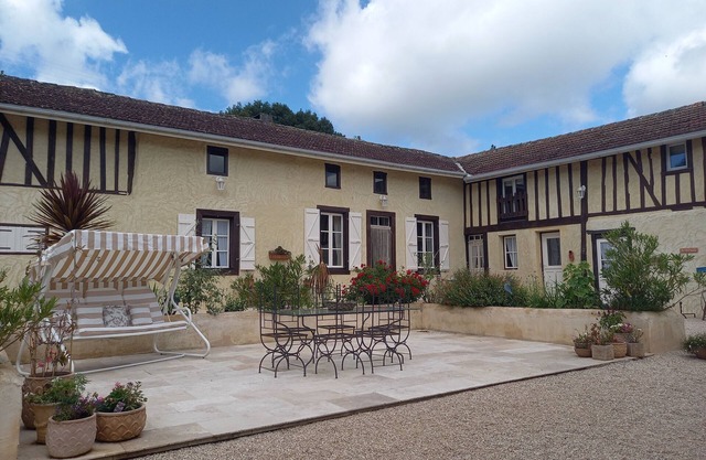 à Dassabet, a gite with garden, patio and swimming pool in rural setting