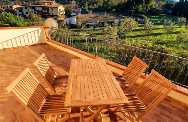 A few km from the sea, close to bike trails. Pleasant house with terrace and view!