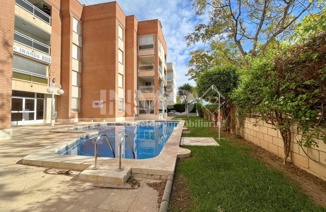 A few metres from the beach, swimming pool and parking