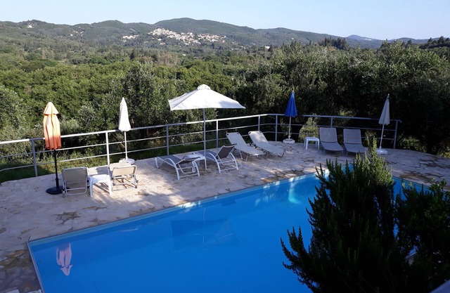 A - Holidayhome 2-4 people/living in the middle of an olive grove, 3km to sea,