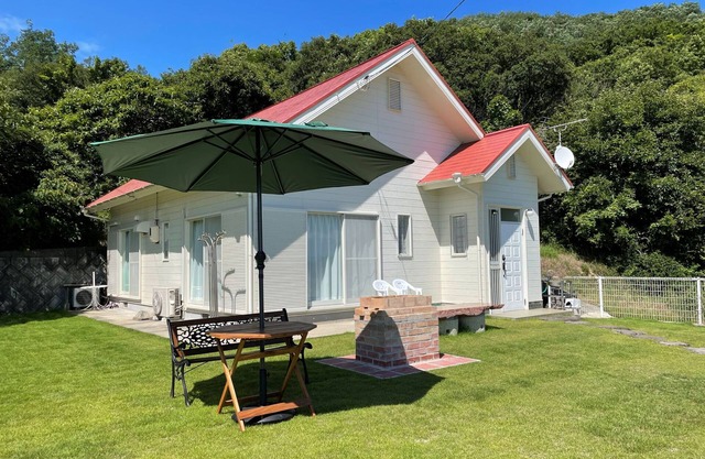 A house surrounded by mountains and overlooking th/Shozu-gun Kagawa