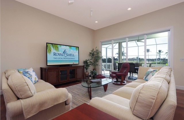 A Luxurious and Spacious Retreat With Stunning Lake and Golf Course Views - Birdie Haven