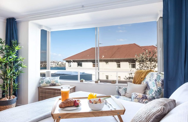 A minute walk from the Ocean, Famous Iceberg Swimming Pool and Coastal Walk.