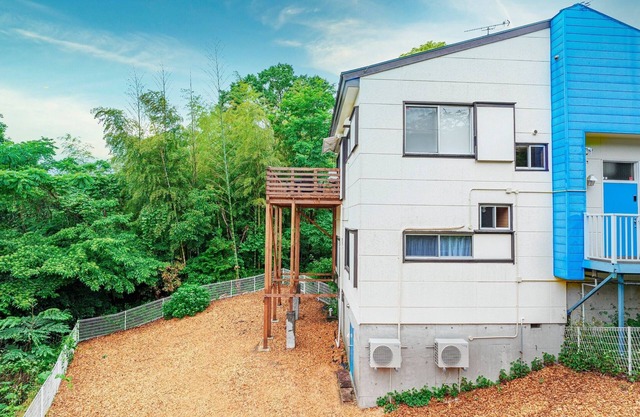 A rental villa with a large garden that doubles as a dog run surrounded by trees/Ito Shizuoka