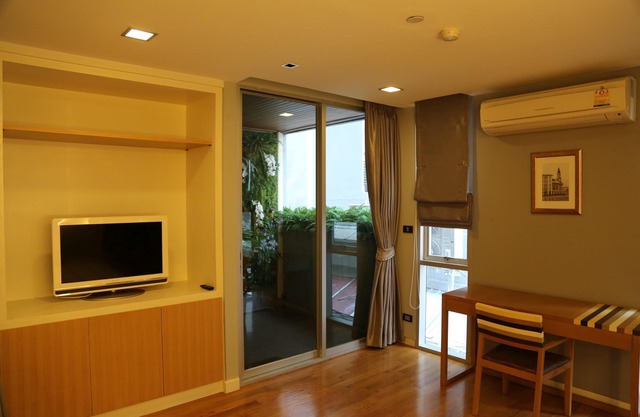 A Spacious 1 Bedroom Condo in Bangkok CBD, 1 minute walk from Sky train