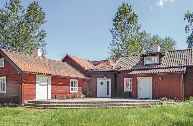 A spacious cottage with interesting architecture and accommodating a jacuzzi for 2 persons in the ho