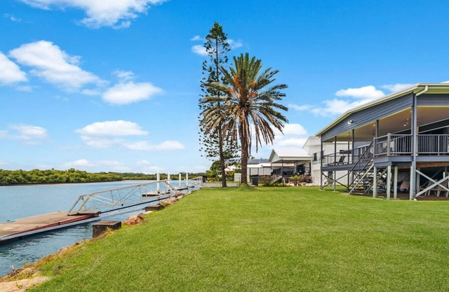 A Spacious Waterfront Retreat in Meldale for Up to 10 Guests