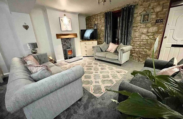 A Superb Size Cottage By The Canal