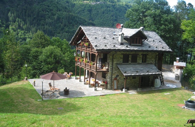 A very beautiful chalet in the nature of the forest "Baita Neva"