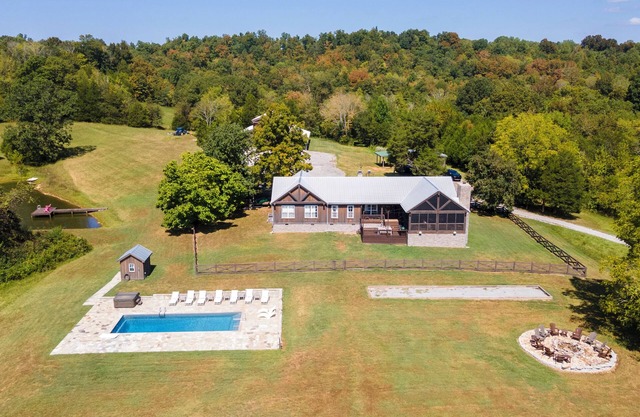 Above Nashville Rustic Retreat Farm I 200 Acre Farm | Pool&Spa I Services
