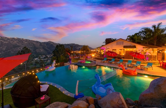 Above The Clouds Celebrity Estate! Heated Infinity Pool/Jacuzzi + Views!