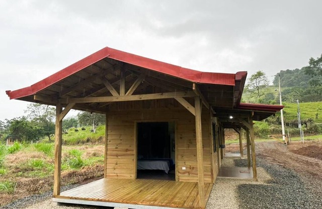 Acogedoras cabañas de madera Oso Perezoso, listas para su descanso en el campo.