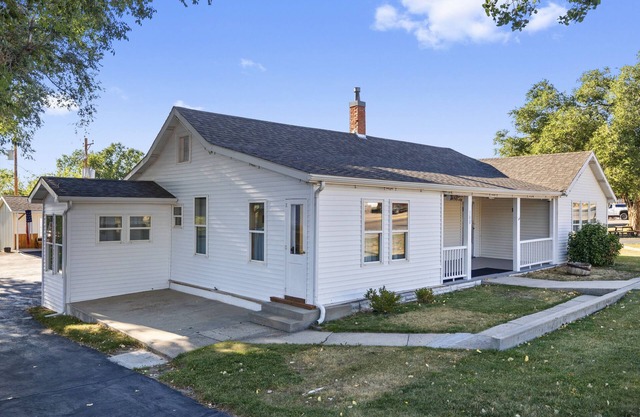 Adorable 2 bed, 2 bath, historical home in Moorcroft, Wyoming!