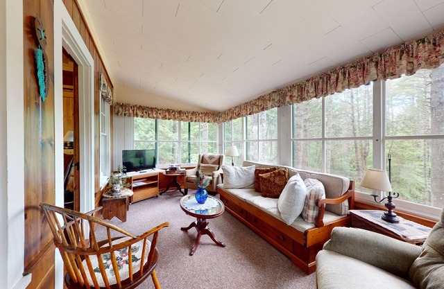 Adorable getaway tucked in the woods with patio, AC, grill & W/D