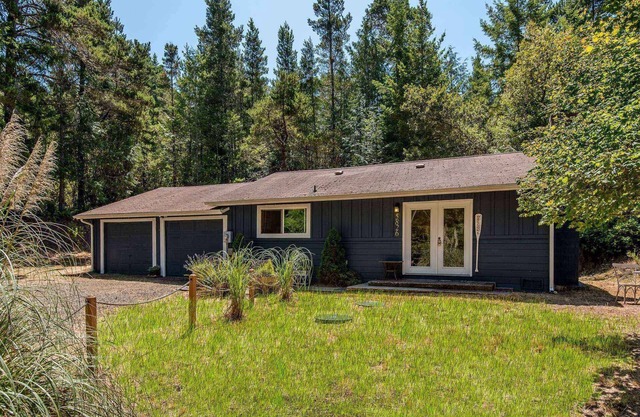 Adorable Mercer Lake Area Cottage with HOT TUB! Pet Friendly, Walk to Mercer Lake.