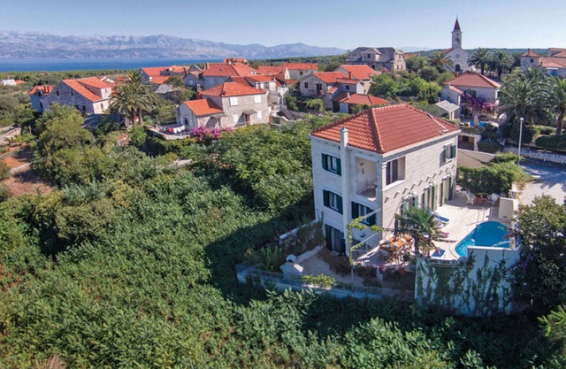 Adorable villa with swimming pool and sea view