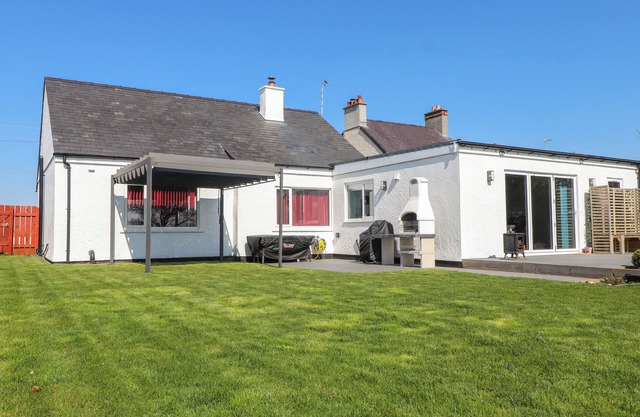 AFALLON, pet friendly, character holiday cottage in Llanerchymedd