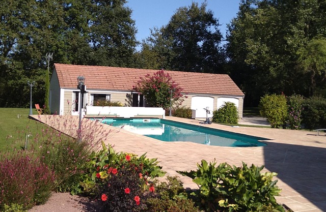 Air-conditioned accommodation with heated swimming pool 20 minutes from Le Mans racetrack