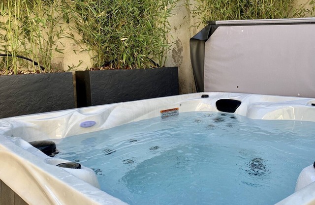 Air-conditioned, cocooning townhouse with jacuzzi