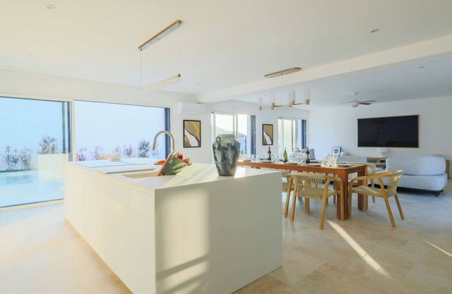Air-conditioned villa with heated pool, near the sea