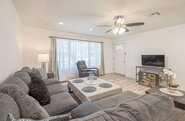 ALAMO CITY HOMESTYLE BEAUTY GREAT CENTRAL LOCATION, KIDDOS, & FURRY PET FRIENDLY